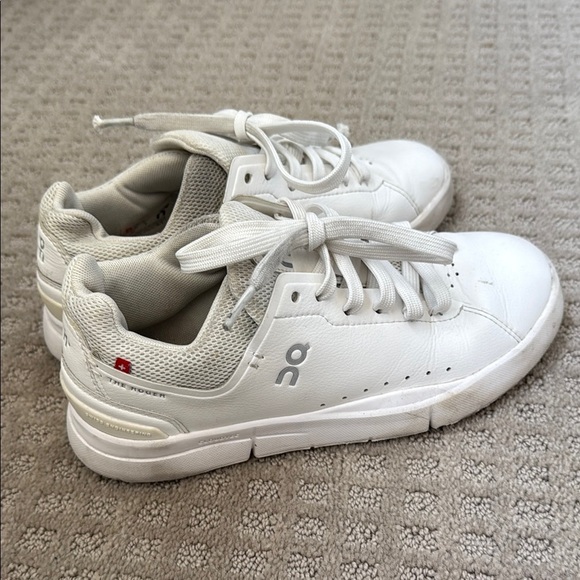 On Running Classic White Sneakers the Roger - Picture 2 of 5